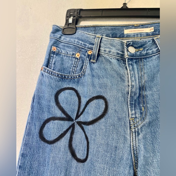 Levi’s -Low Pro Straight with 70’s boho black flower.Great condition..Size 29 - Picture 2 of 10
